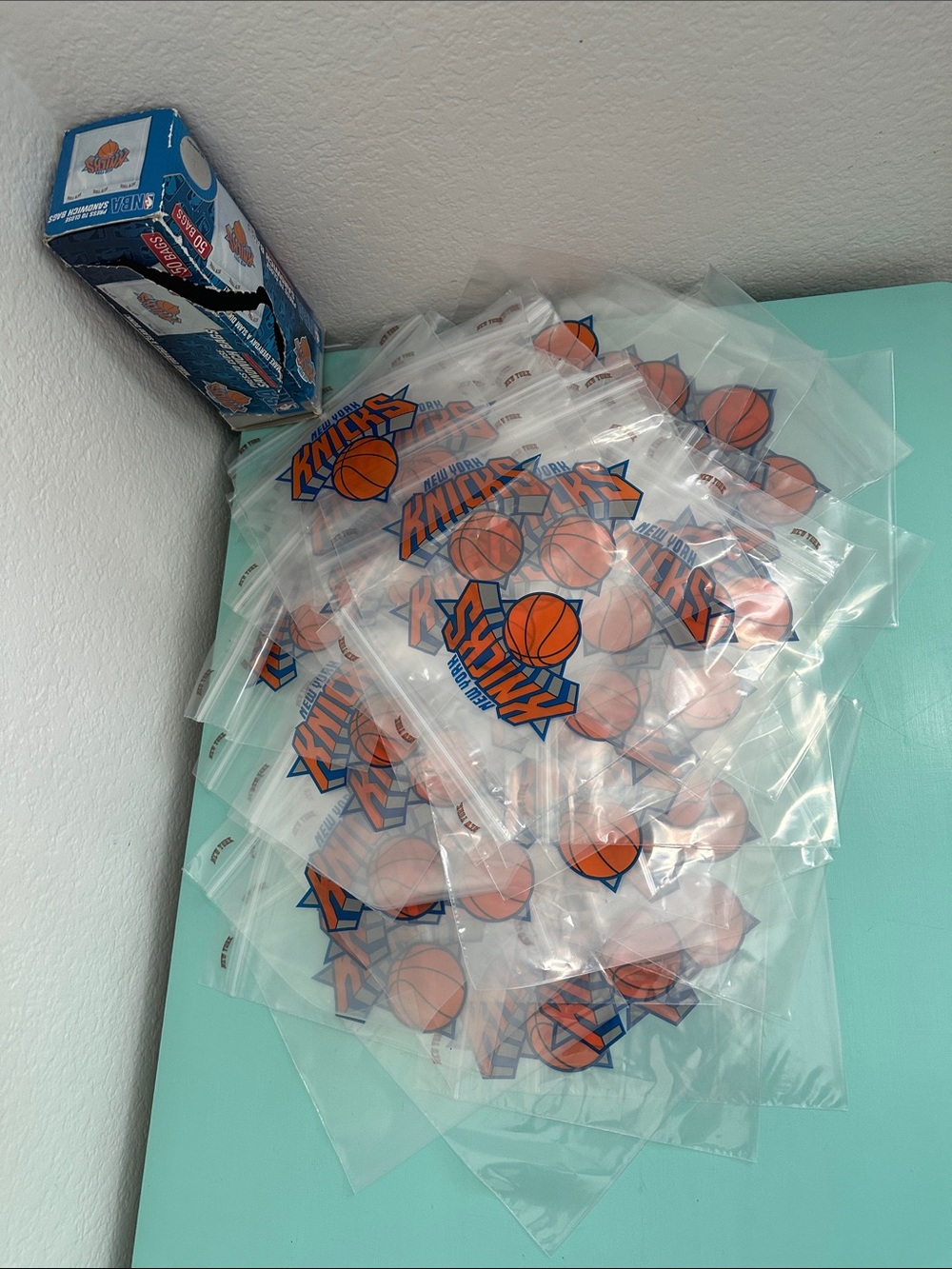 NBA KNICKS Press-to-Close Sandwich Bags-80ct- Orange & Blue-brand new/never used